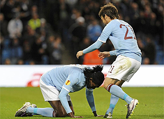 Adebayor y Silva celebran uno de los goles del City.