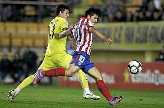 El 'Kun' remata ante Musacchio en un pasado Villarreal-At.Madrid