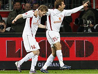 Los jugadores del Mainz celebran el gol que les da el liderato de la Bundesliga