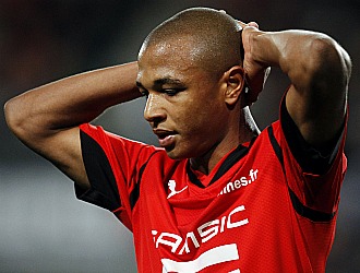 Brahimi, jugador del Rennes, se lamenta de una jugada en la derrota ante el Montpellier