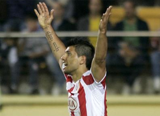 Agero pide un penalti ante el Villarreal.