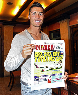 Cristiano posa con la portada de MARCA tras marcar cuatro goles contra el Racing.