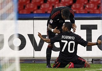 Robinho celebra el primer gol del Milan.