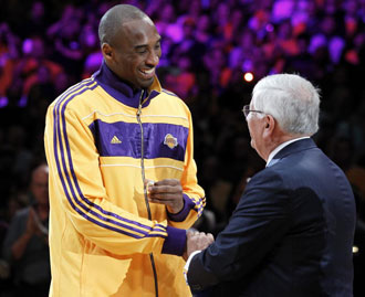 David Stern entregando su anillo a Kobe Bryant