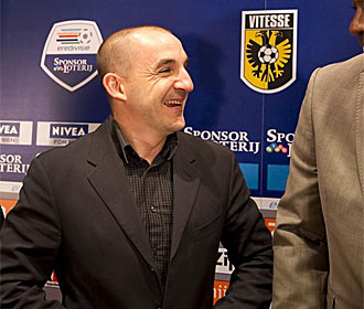 Ferrer sonre en su presentacin con el Vitesse.