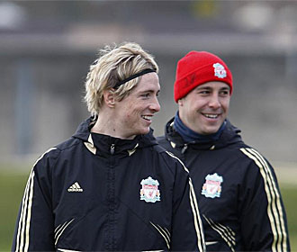 Torres y Reina, en un entrenamiento del Liverpool.