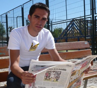Alberto Contador leyendo el MARCA.
