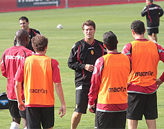 Laudrup habla con sus jugadores en un entrenamiento del Mallorca