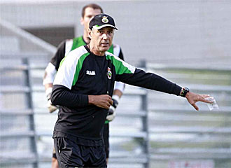 Miguel ngel Portugal da instrucciones a sus jugadores durante un entrenamiento