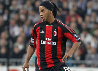Ronaldinho durante un partido con el Milan.