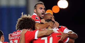 Los jugadores del Benfica se abrazan tras el gol de Aimar