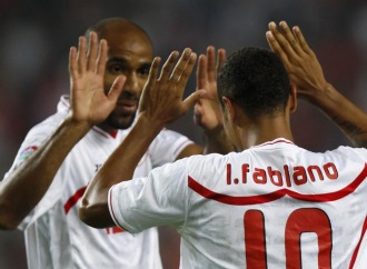 Luis Fabiano y Kanouté se felicitan tras uno de sus goles al Athletic.