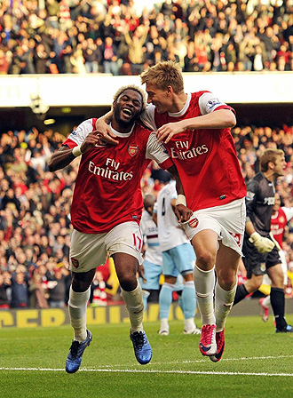 Song celebra con Bendtner el gol de la victoria del Arsenal.
