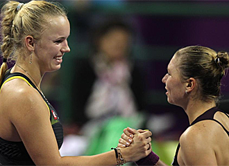 Wozniacki y Zvonareva se saludan tras el choque.