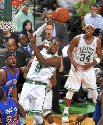 Rajon Rondo, con los Celtics ante los Knicks