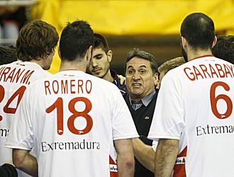 Valero Rivera da instrucciones a sus jugadores