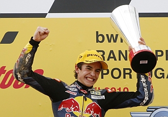 Marquez celebra con rabia su victoria en Estoril.
