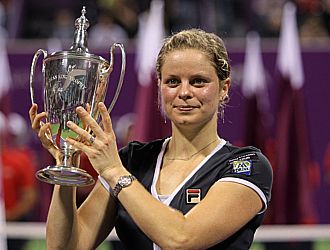 Clijsters luce el trofeo conquistado en Doha