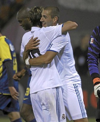 Canales y Benzema se abrazan tras anotar un tanto en un amistoso de pretemporada.