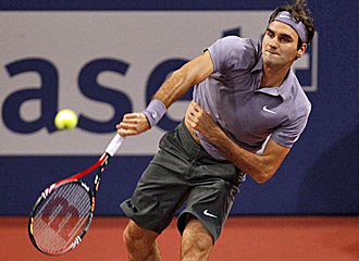 Federer disputando su partido en Basilea.