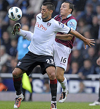 Noble pelea por un baln con Dempsey, jugador del Fulham.