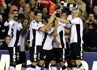 Los jugadores del Valencia celebran un gol.