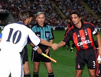 Guti y Maldini se saludan tras el sorteo de campo en los prolegmenos del Milan-Real Madrid del Trofeo Centenario del club italiano.