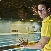 Sergio Garca, ante la piscina del CAR de Madrid, donde se entrenaba
