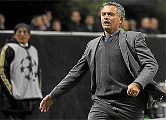 Jos Mourinho corre por la banda de San Siro para celebrar el gol de Pedro Len