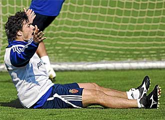 Matteo Contini, sentado sobre el csped durante un entrenamiento del Zaragoza.