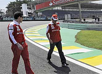 Fernando ALonso, con su ingeniero Andrea Stella ayer en Interlagos.