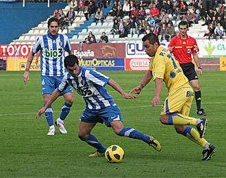Cristian controla un baln en un partido de la Ponferradina contra la UD
