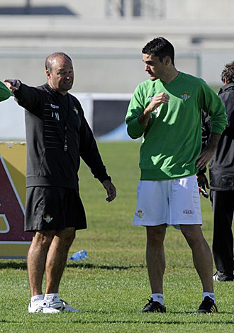 Pepe Mel se dirige a Jorge Molina durante el entrenamiento de este jueves