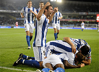 Los jugadores de la Real Sociedad celebran un gol.