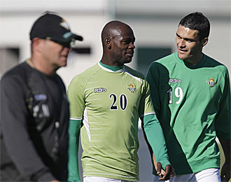 Eman y Jorge Molina, en un segundo plano, dialogan en un entrenamiento del Betis