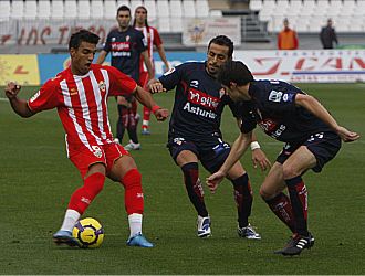 Michel controla el baln ante la presin de Diego Castro y Canella en el partido Almera-Sporting de la temporada pasada