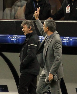 Mourinho hace el gesto del triplete a la aficin del Milan.