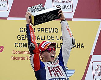 Lorenzo, en el podio con el trofeo de la carrera