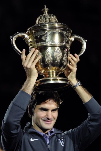 Roger Federer posa con el trofeo en Basilea.