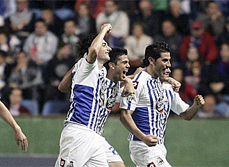 Los jugadores del Deportivo celebran el gol de la victoria ante el Levante.