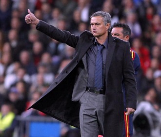 Mourinho hace un gesto desde la banda del Bernabu.