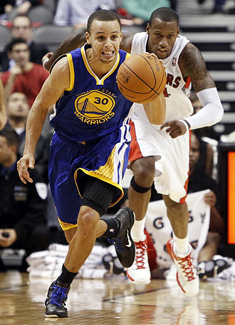 Stephen Curry ldier a los Warriors con 34 puntos.
