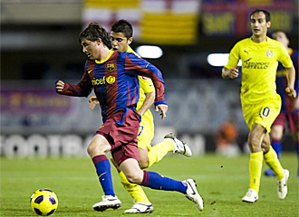 Sergi Roberto conduce el baln en el partido contra el Villarreal B