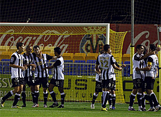 Los jugadores de la UD, celebrando uno de los tantos marcados al Villarreal B con su uniforme blanquinegro