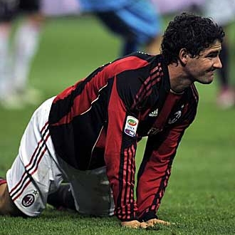 Alexandre Pato de rodillas durante un partido del Calcio.