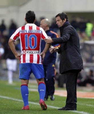 Agero habla con Quique Snchez Flores durante el partido contra Osasuna.