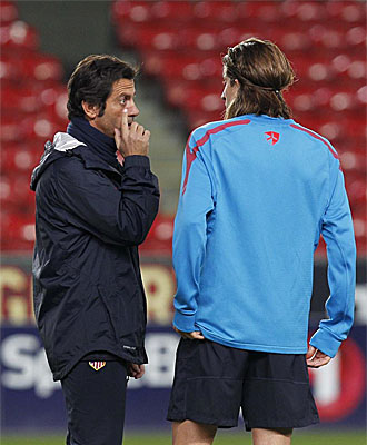 Quique habla con Filipe Luis en el estadio del Rosenborg.