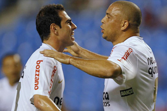 Ronaldo celebra un gol con el Corinthians junto a su compaero Bruno