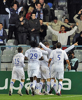 Los futbolistas del Auxerre celebran su gol de la victoria ante el Rennes.