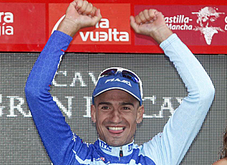 Cobo celebra una victoria en la Vuelta de 2009.